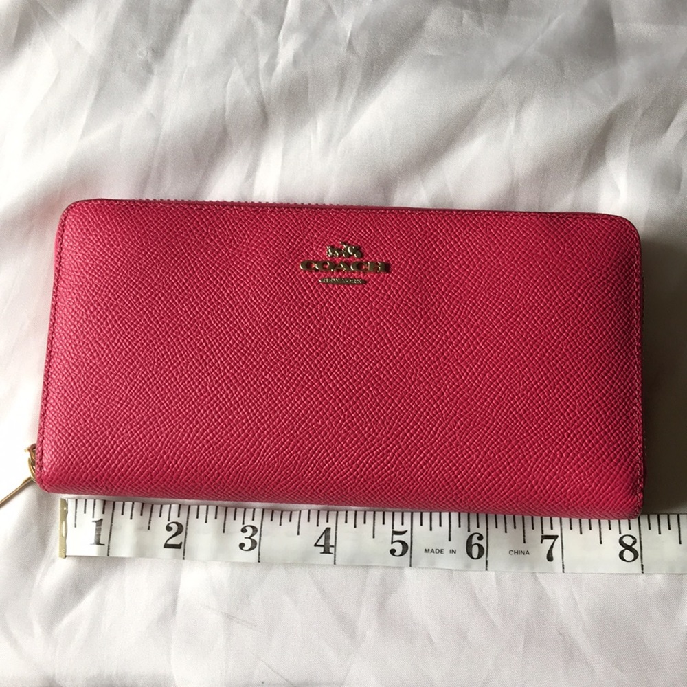 Coach long wallet.Excellent condition, used 5times